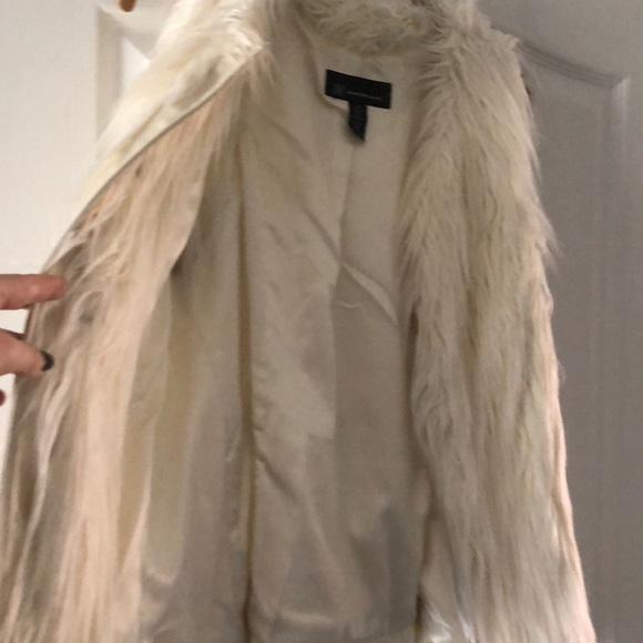 I.NC. Creamy white faux fur vest with silky belt - Picture 2 of 7